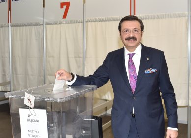 TOBB Başkanlığına Hisarcıklıoğlu yeniden seçildi.